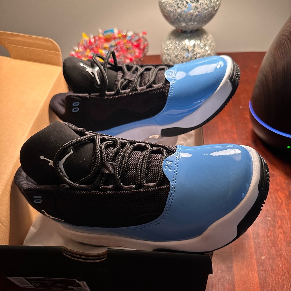 Jordan Max Aura 2 *Brand New*
(((SMOKE-FREE HOME))) Blk/White/University Blue